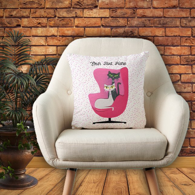 Två sofistikerade Rosa-stolpar i mitten av århundr Kudde (Two sophisticated mid century cats in pink chair on white with pink dots throw decorative pillow.)
