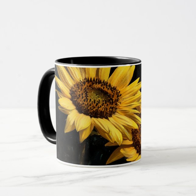 Två solrosor konstnärlig stil på svart mugg kopp (Framsida vänster)