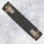 Två Söt Uggla med Necklaces Stars på svart<br><div class="desc">Chiffonhalsduken är svart täckt med vita stjärnor och en söt ljusbrun uggla som bär ett blått halsband sitta vid varje ände på träd gren.</div>