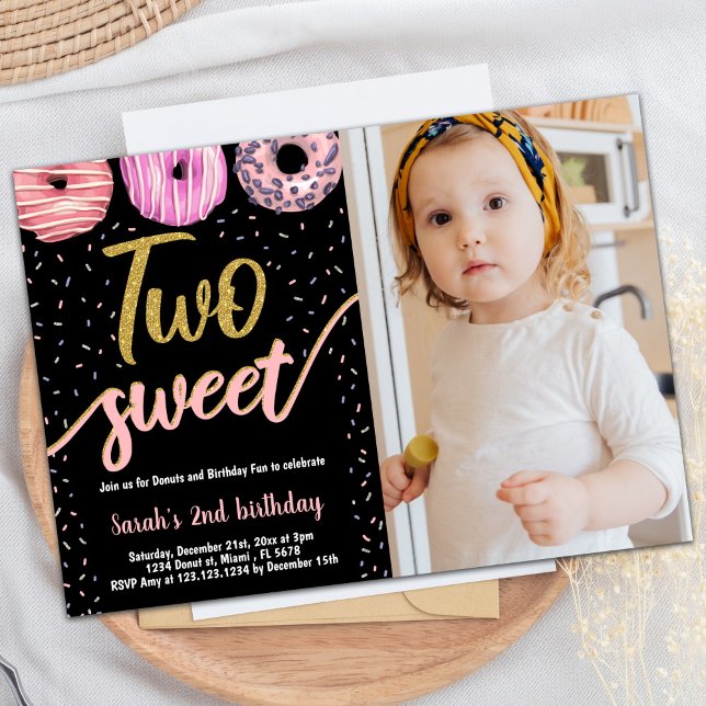 Två söta Guld Black Photo Donut Birthday Inbjudningar (Two Sweet Gold Black Photo Donut Birthday Invitation)