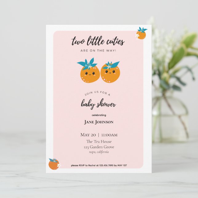 Två söta små tvillingar baby shower inbjudan (Stående Fram)