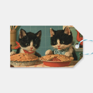 Två söta smokingkatter som bakar pajer presentetikett