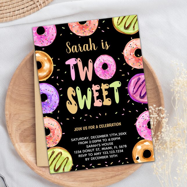 Två söta, svarta donationer på födelsedagen inbjudningar (Two Sweet Black Donut Birthday Invitations)