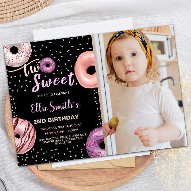 Två söta svarta Rosor Foto Donut Birthday Inbjudningar (Two Sweet Black Pink Photo Donut Birthday Invitation)