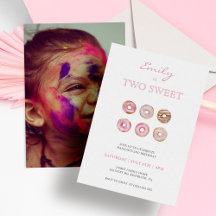 Två sötade Rosa Donuts Foto 2:a födelsedagen