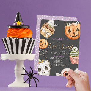 Två sötare Halloween Sweets 2:a födelsedagen Inbjudningar