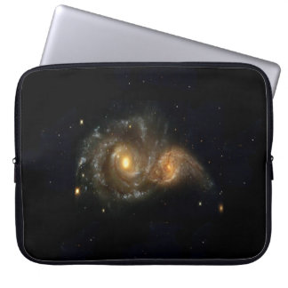 Två spiral galaxer kolliderar Neoprenesleeve 15", Laptop Fodral