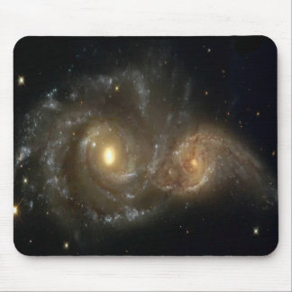 Två spiral galaxer som kolliderar i utrymme musmatta