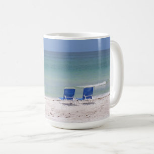 Två stolar på båset kaffemugg