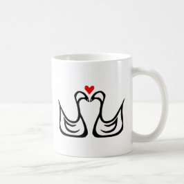 Två svanar och en hjärtamugg kaffemugg