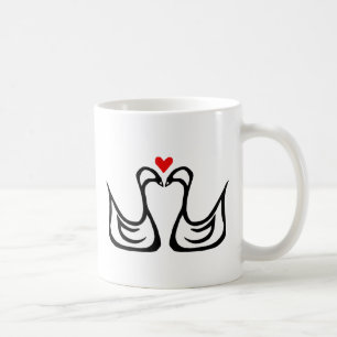 Två svanar och en hjärtamugg kaffemugg