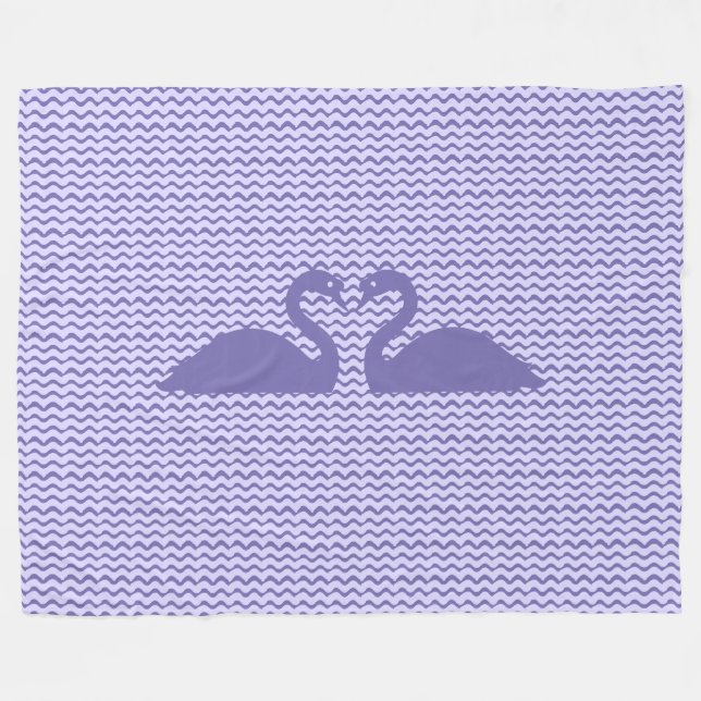 Två Svanar och Vågigt Mönster Fleecefilt (Framsidan (Horisontell))