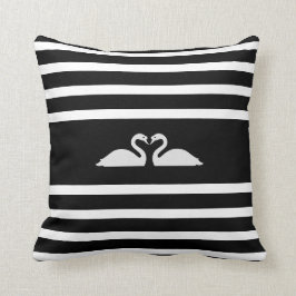 Två svanar på svart och vitt randigt kudde