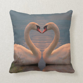 Två svanar skapar ett hjärta med nacke, kasta pil kudde