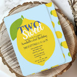 Två svenska Lemon Kids andra födelsedag Inbjudningar<br><div class="desc">Gratulera till din gulles speciella dag med den här två sötade Lemon Kids andra födelsedagsdesignen. Utformningen har en stor Lemon mot en ljusblå bakgrund. Det omvända är en mönster av Lemons. Du kan anpassa detta ytterligare genom att klicka på knappen "PERSONALIZE". Matcha artiklar i vår butik för ett helt tema...</div>