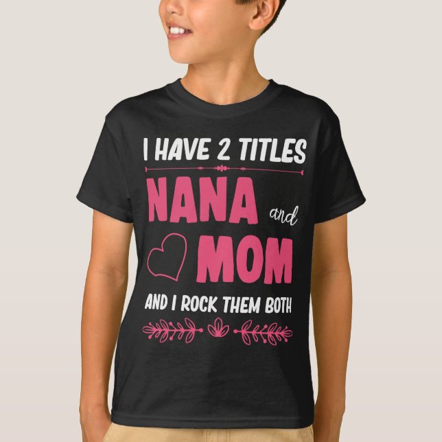 Två Titles Nana och Mamma Proud Grandma T Shirt (Framsida)