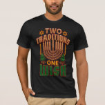Två traditioner en Wish Hanukkah Graphic T Shirt<br><div class="desc">Fira Hanukkah med pridet och humor samtidigt som vi förenar oss med hela familjen. Den här festivalbilden ger en perfekt till helgdagarna. Gör en underbar gåva till helgdagarna</div>