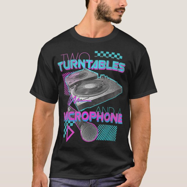 Två turbord och mikrofon Retro 80s Vinyl DJ T Shirt (Framsida)