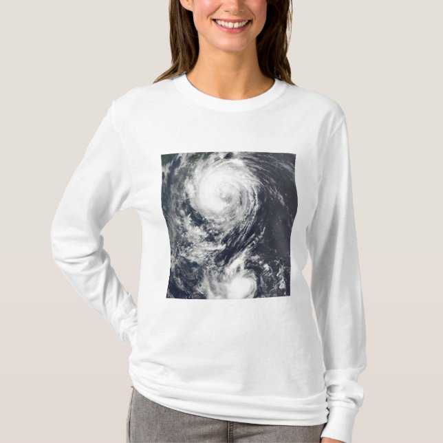Två tyfonsystem som närmar sig Fjärran östern T Shirt (Framsida)