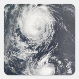 Två Typhoonsystem som att närma sig fjärran ös Fyrkantigt Klistermärke