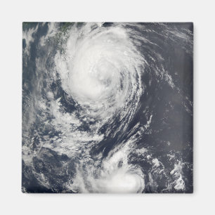 Två Typhoonsystem som att närma sig fjärran ös Magnet