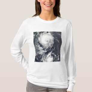 Två Typhoonsystem som att närma sig fjärran ös T Shirt