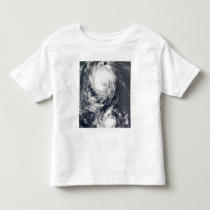 Två Typhoonsystem som att närma sig fjärran ös Tee Shirt