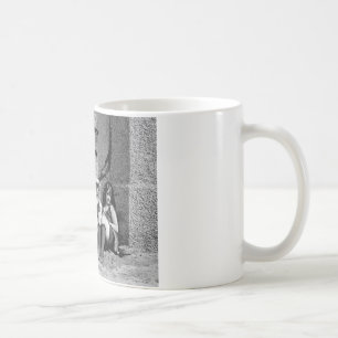 Två vackra flickor och en grumlig gammal man kaffemugg
