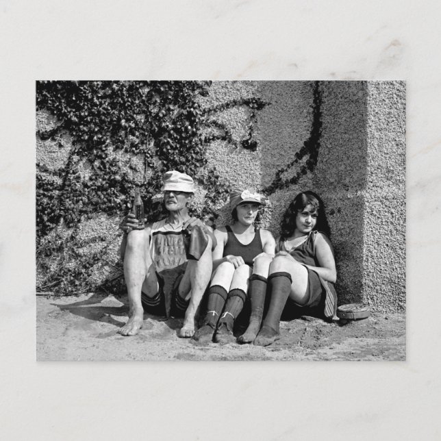 Två vackra flickor och en grumpy Old Man Vykort (Framsida)