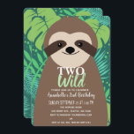 Två Vilder Cute Sloth Kids Andra födelsedagen Inbjudningar<br><div class="desc">Gratulerar till din gulles speciella dag med den här två Vilder,  Cute Sloth Kids andra födelsedag. Du kan anpassa detta ytterligare genom att klicka på knappen "PERSONALIZE". Matcha artiklar i vår butik för ett helt tema i party. Kontakta oss på ThePaperieGarden@gmail.com för ytterligare frågor.</div>