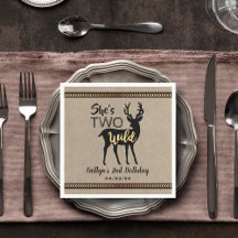 Två Vilder Girls Woodland Hjort 2:a födelsedagen