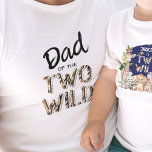Två Vilder, Jungle Safari, andra födelsedagen, pap T Shirt<br><div class="desc">Fira din lilla födelsedag i stil med PixeliaDesigns perfekt "Two Vild Safari ThMeed Birthday Wrapping Papper" för föräldrar som kärlek en aning av äventyr. Denna unika föräldrars T-shirt, som innehåller den lekande sloganen "Mamma av de två Vilderna", kompletterar på ett vackert sätt de safaristiskt tematiska festligheterna. T-tröjan fungerar inte bara...</div>
