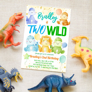Två vilder söta baby dinosaurier, andra födelsedag inbjudningar