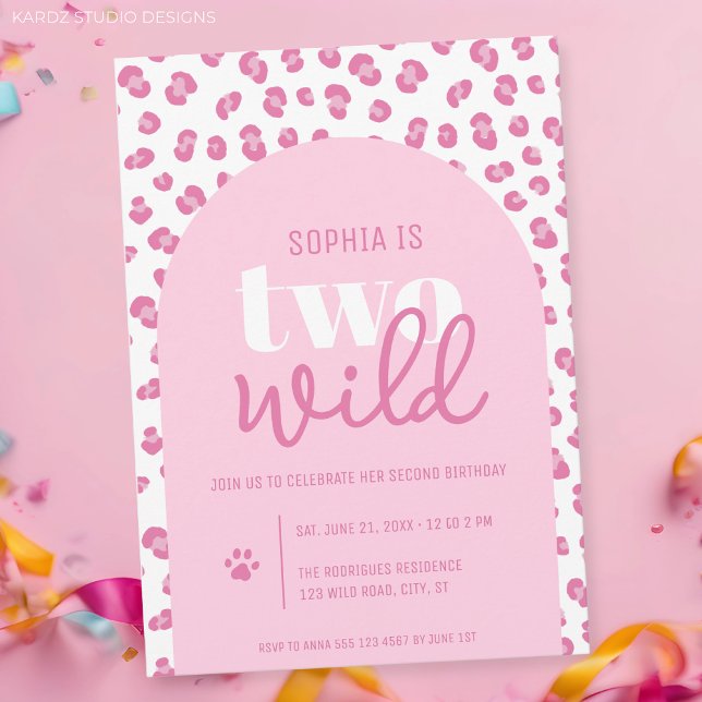 Två Vilders andra födelsedagsinbjudan till flicka Inbjudningar (Two Wild, girl´s second birthday pink invitation with a leopard pattern on the background.)