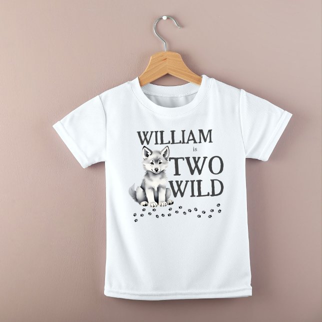 Två vilders födelsedagsfest av skogsområden i varg t shirt (Two wild Cute wolf cub woodlands wolf themed birthday party Toddler T-shirt photoshoot shirt)
