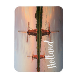 Två vindkraftverk med reflektion vid solnedgång magnet