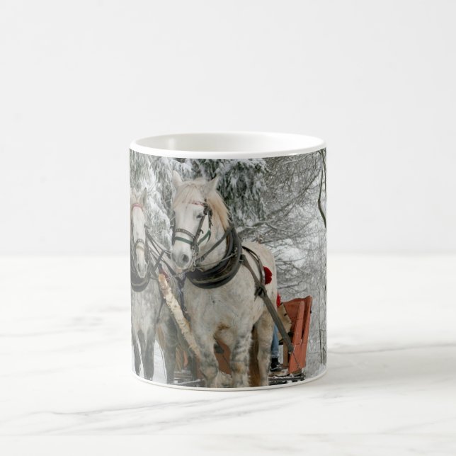 Två vit häst stridsvagn snö skog kaffemugg (Center)