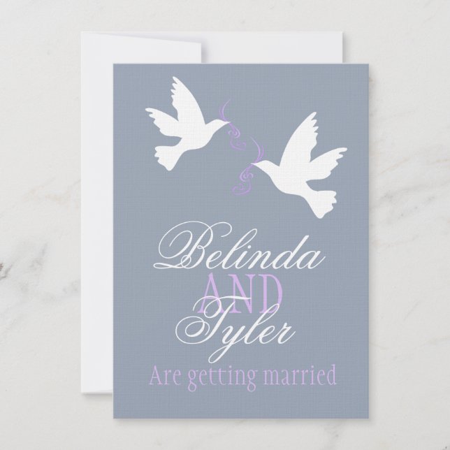 Två vita love birds lila grått bröllopsinbjudan inbjudningar (Framsida)