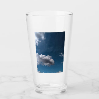 Två vita moln, på en blå himmel glaskopp