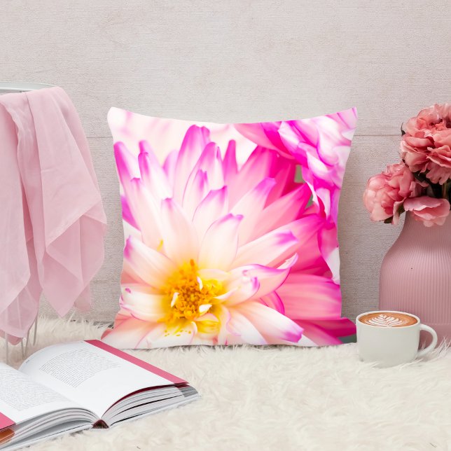 Två vita och Rosa Dahlias Dekorativ kudde (Skapare uppladdad)