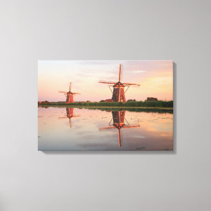 Två windmills med reflexion på solnedgången canvastryck
