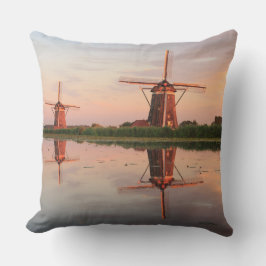 Två windmills med reflexion på solnedgången kudde