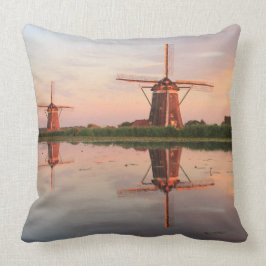 Två windmills med reflexion på solnedgången kudde