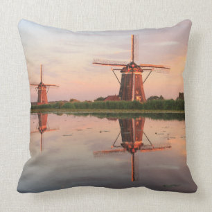 Två windmills med reflexion på solnedgången kudde