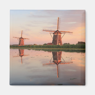 Två windmills med reflexion på solnedgången magnet