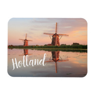 Två windmills med reflexion på solnedgången magnet