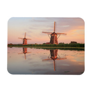 Två windmills med reflexion på solnedgången magnet