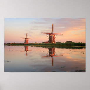 Två windmills med reflexion på solnedgången poster