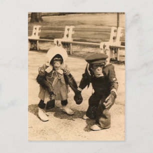 Två Young Chimps Holding Händer Vykort