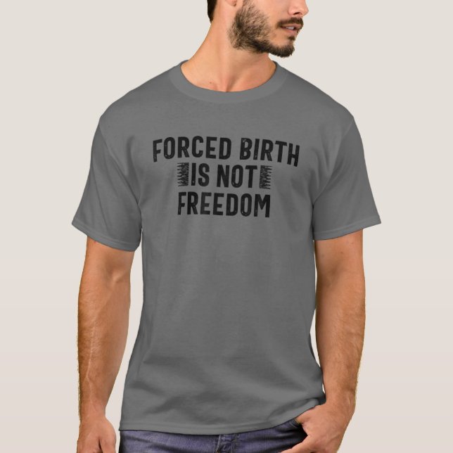 Tvångsfödsel är inte fritt kvinnligt val. t shirt (Framsida)